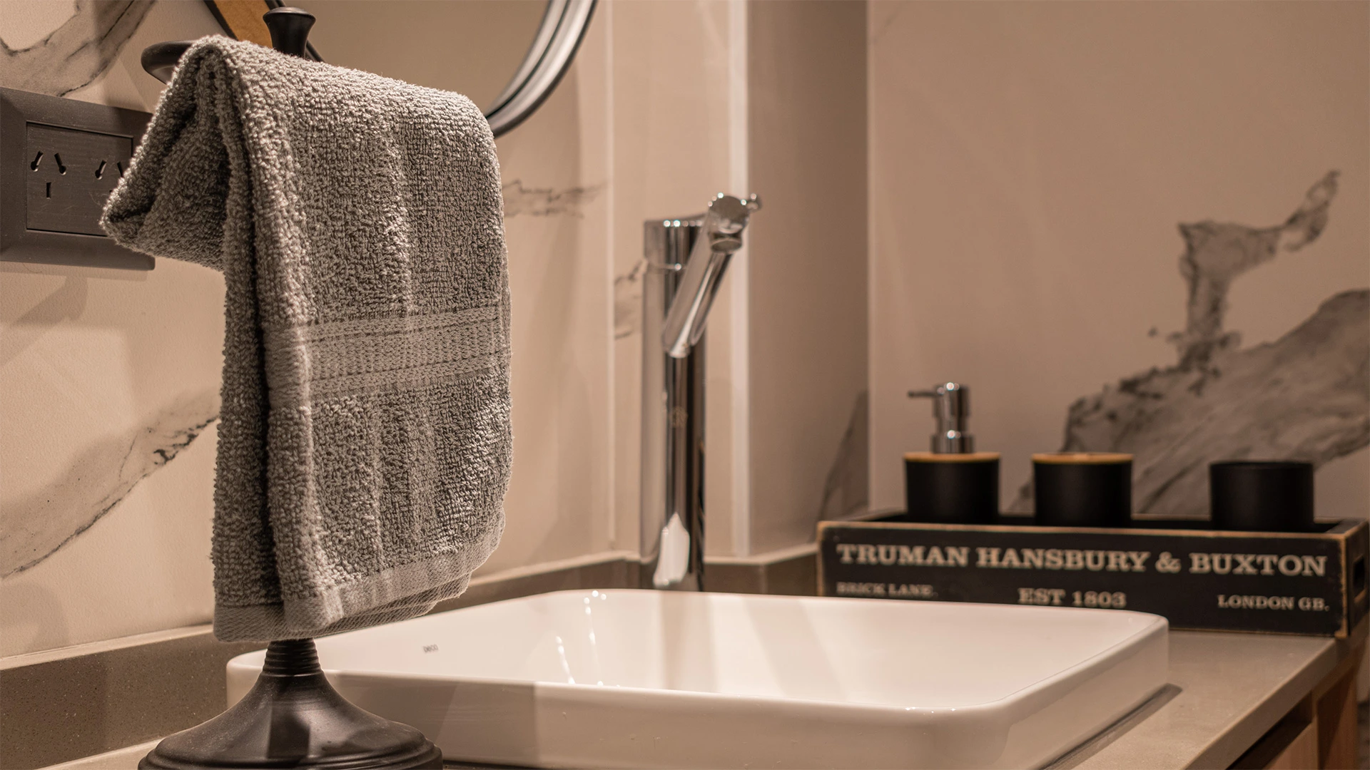 Fotografía en primer plano del lavamanos del baño departamento Lake 1A