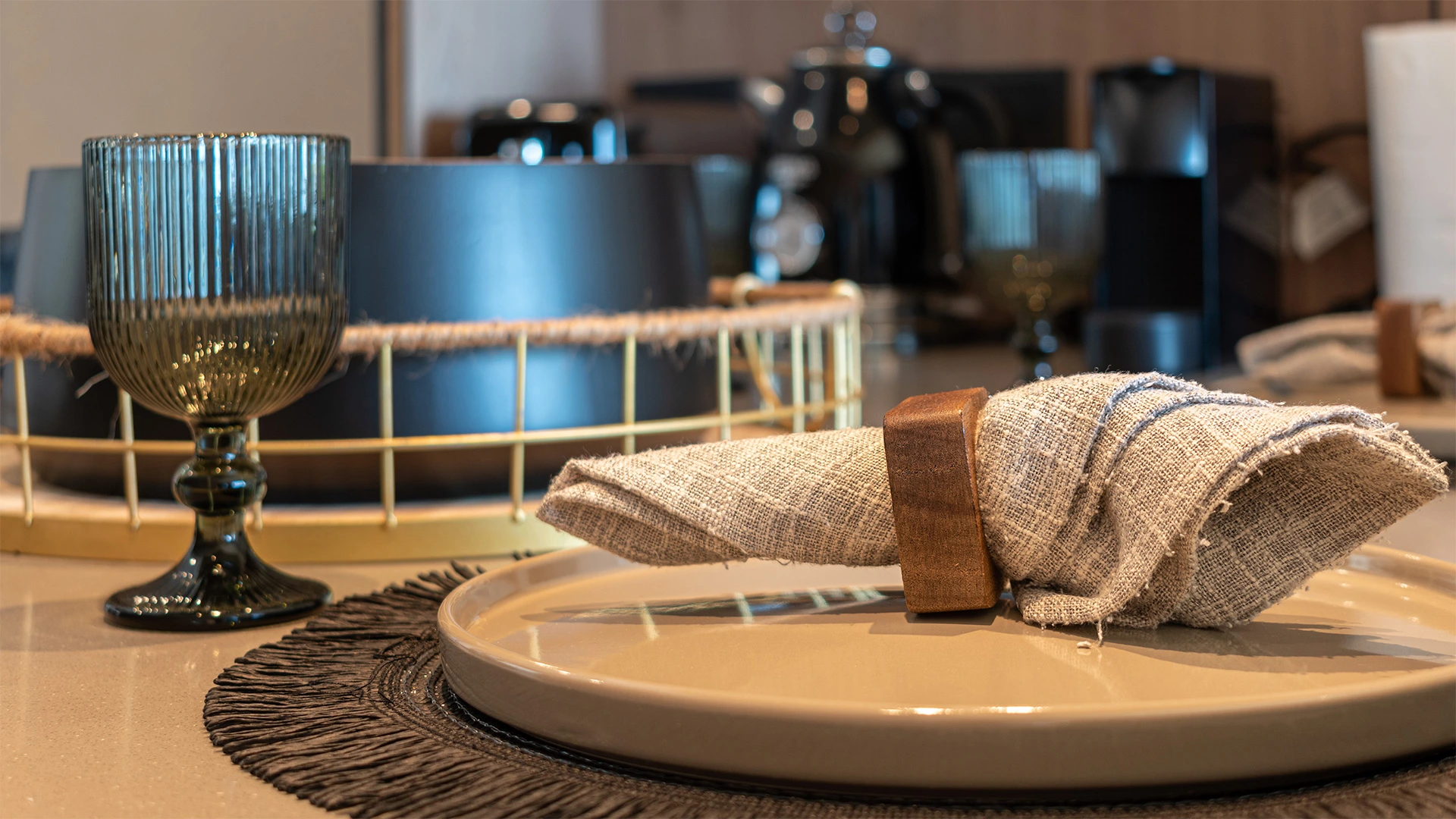 Fotografía en primer plano de la vajilla del comedor departamento Lake 1A