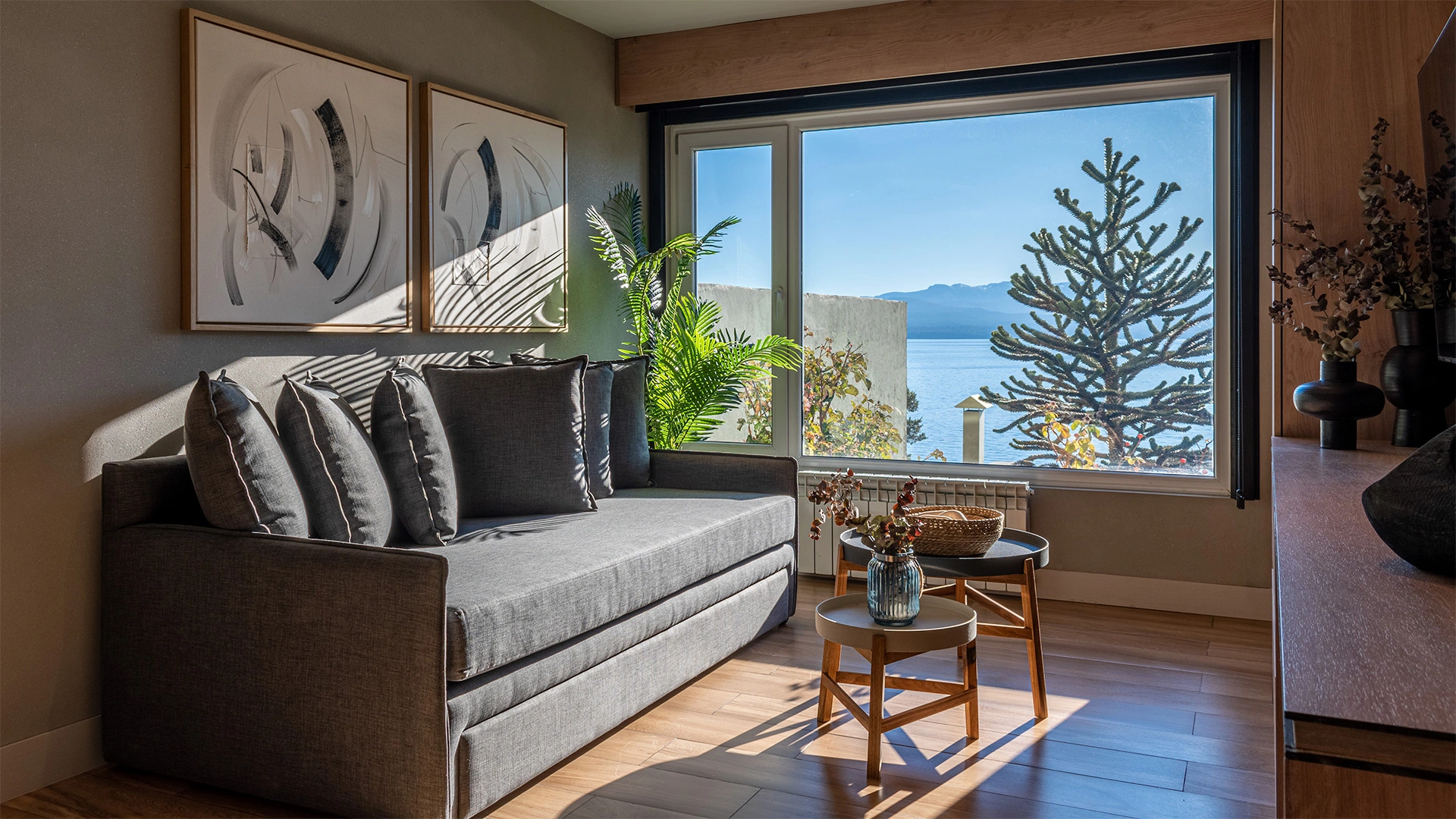 Fotografía de la sala de estar con vista al lago departamento Lake 1A