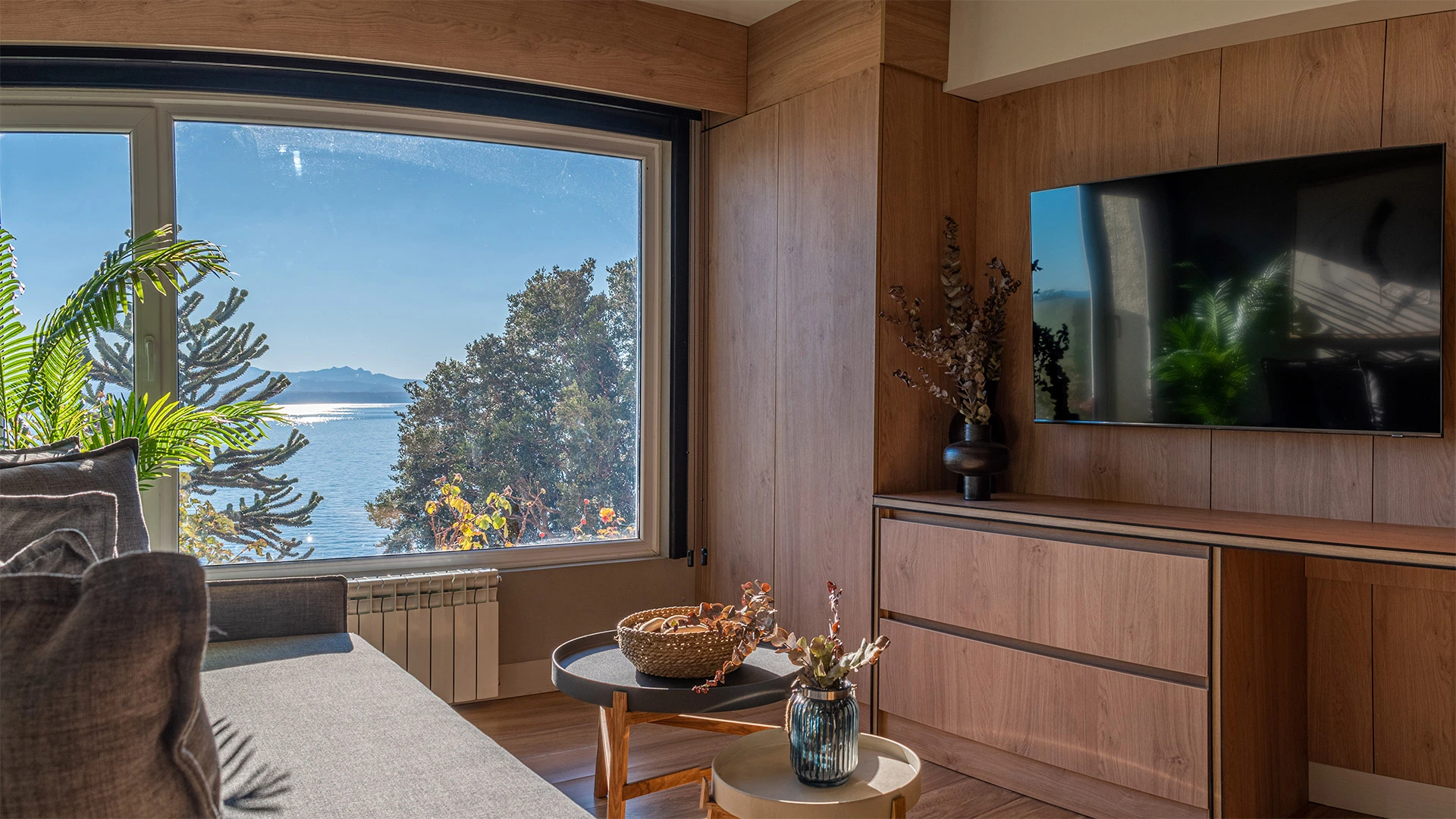 Fotografía de la sala de estar con vista al lago departamento Lake 1A