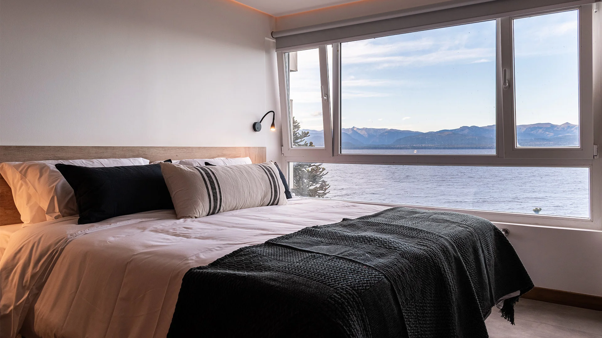 Fotografía dormitorio con vista al lago departamento Lake 2A