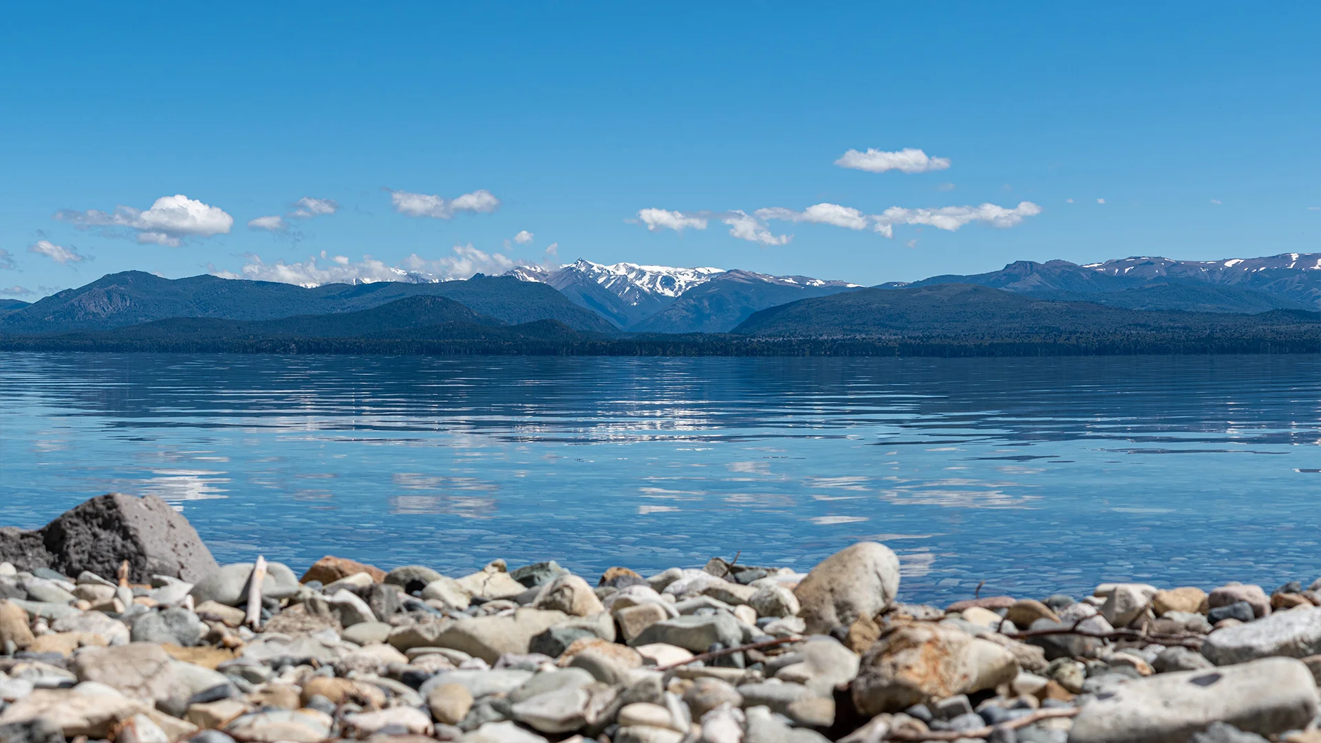 Fotografía Lago Nahuel Huapi desde la playa de Lake Inn